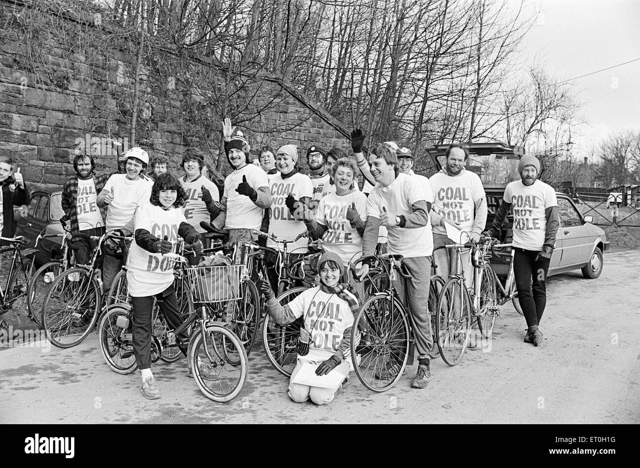 Pedal power was harnessed to help the families of striking miners. More than 20 cyclists took part in a sponsored ride organised by Meltham Miners support group. The 41-mile route started at Denby Dale station and took in nine pits in West and South Yorks Stock Photo