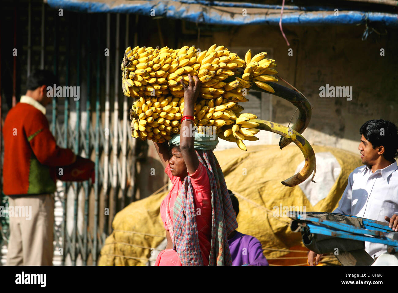 woman carrying banana bunch on head, Ranchi, Jharkhand, India, Indian life Stock Photo
