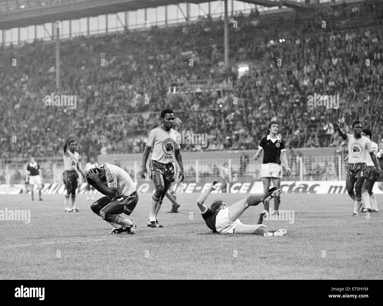 1974 World Cup First Round Group Two match at the Westfalenstadion, Dortmund, West Germany. Zaire 0 v Scotland 2. Denis Law causes problems for Zaire defenders. 14th June 1974. Stock Photo