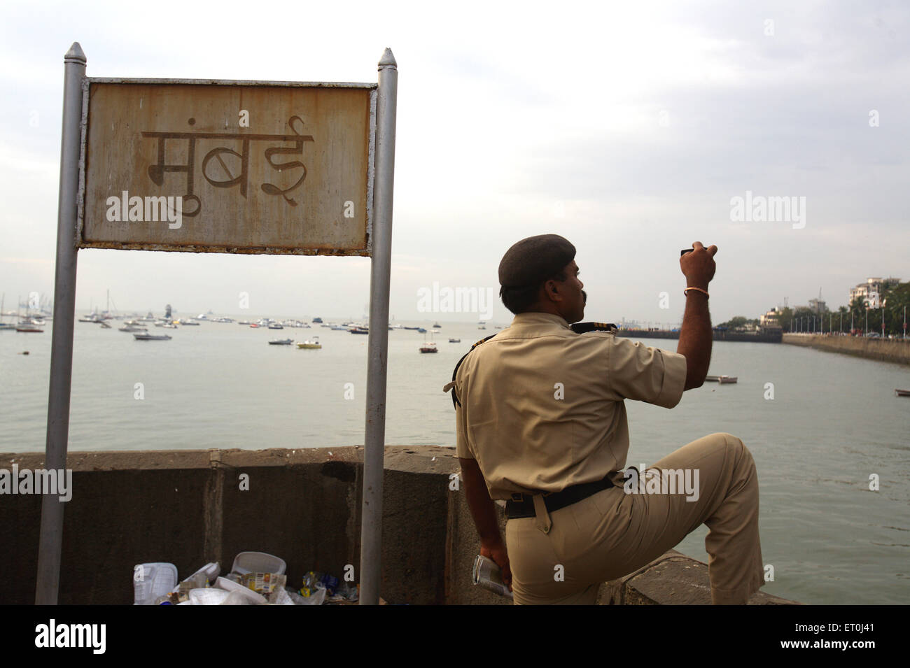 police officer filming, 2008 Mumbai attack, terrorist attack, terror attack, Bombay, Mumbai, Maharashtra, India, 26th November 2008 Stock Photo