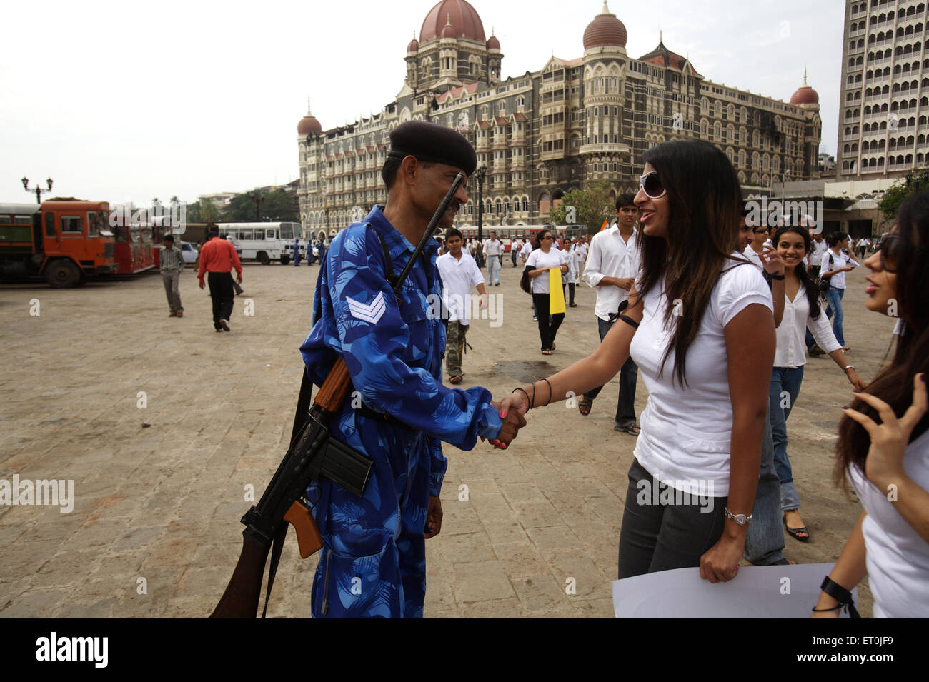 Mumbaikars shaking hands commando Rapid Action Force RAF gratitude fighting terrorists terror attacks 26th November 2008 Bombay Stock Photo