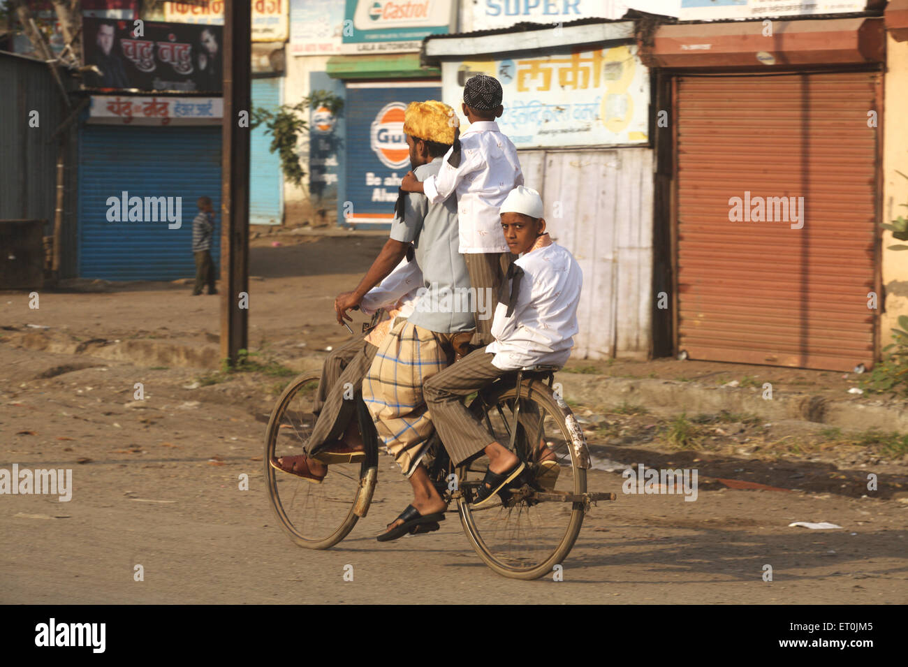 Black ribbon shoulder protest bomb blast occurred 29th September 2008 ; man riding bicycle textile town Malegaon ; Maharashtra Stock Photo