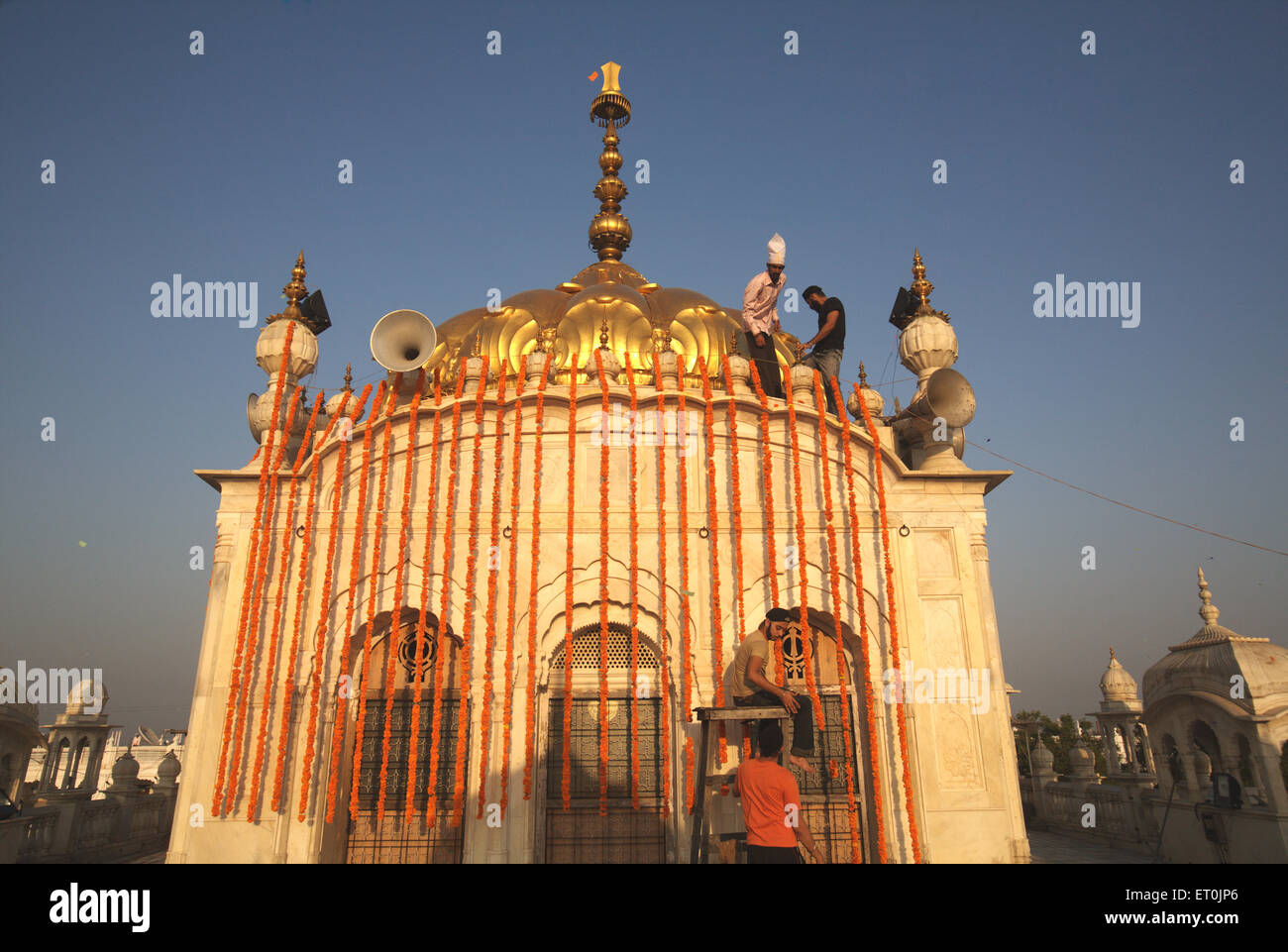 Sikh devotees decorating Hazur Sahib Gurdwara, Takht Sachkhand Sri Hazur Abchalnagar Sahib Gurudwara, Nanded, Maharashtra, India, Asia Stock Photo