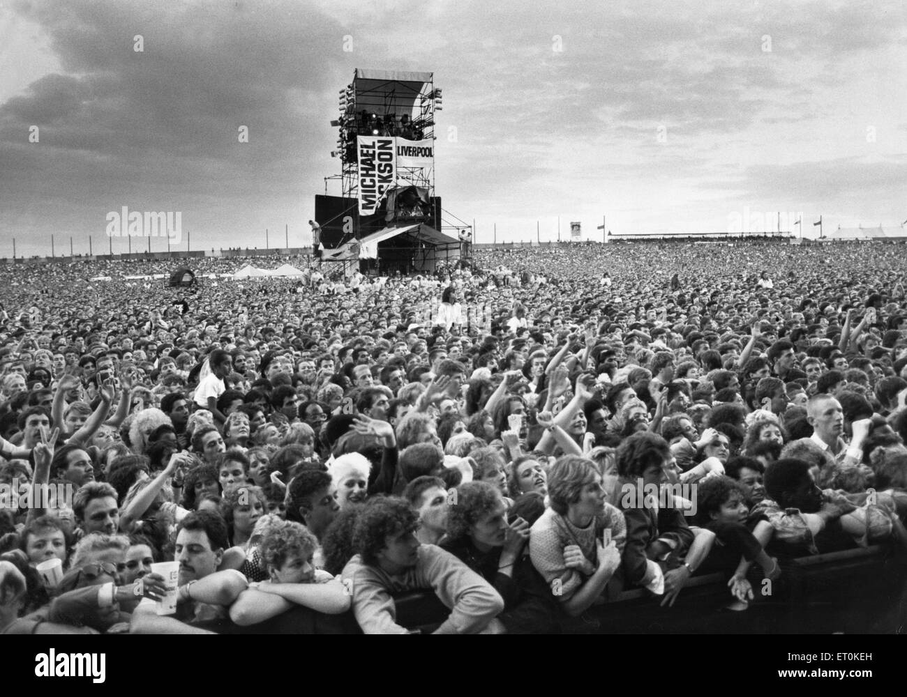 crowds-gather-at-the-michael-jackson-concert-at-aintree-11th-september-ET0KEH.jpg