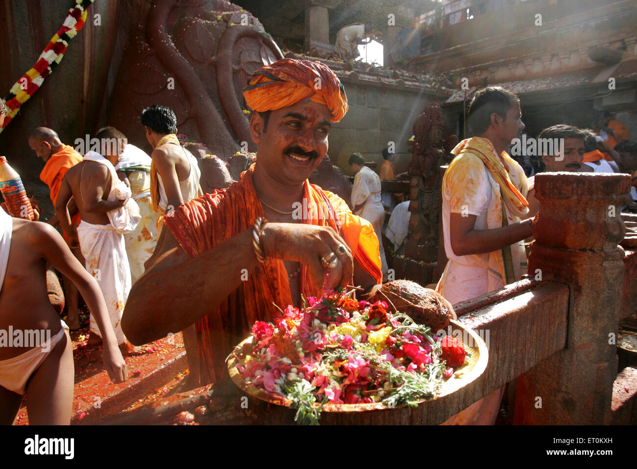 Devotee carrying plate flowers statue Bhagwan Gomateshwara Bahubali Mahamasthakabhisheka Shravanabelagola ; Hassan Karnataka Stock Photo