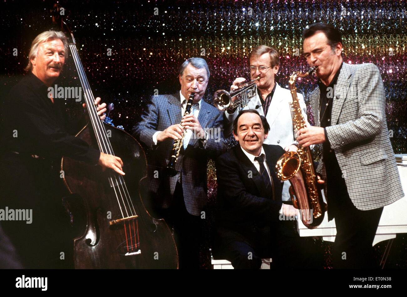 FILE - A file picture dated 04 March 1986 shows musicians (L-R) James Last, Hugo Strasser, Hazy Osterwald, Max Greger and Paul Kuhn (front) performing during a birthday show of German public broadcaster ZDF entitled 'Hallo Max' in Muencheberg, Germany. German band leader and composer James Last has died at the age of 86 in Florida, USA, on 09 June 2015, his long-time concert organiser Semmel Concerts said on 10 June 2015. Photo: Istvan Bajzat/dpa Stock Photo