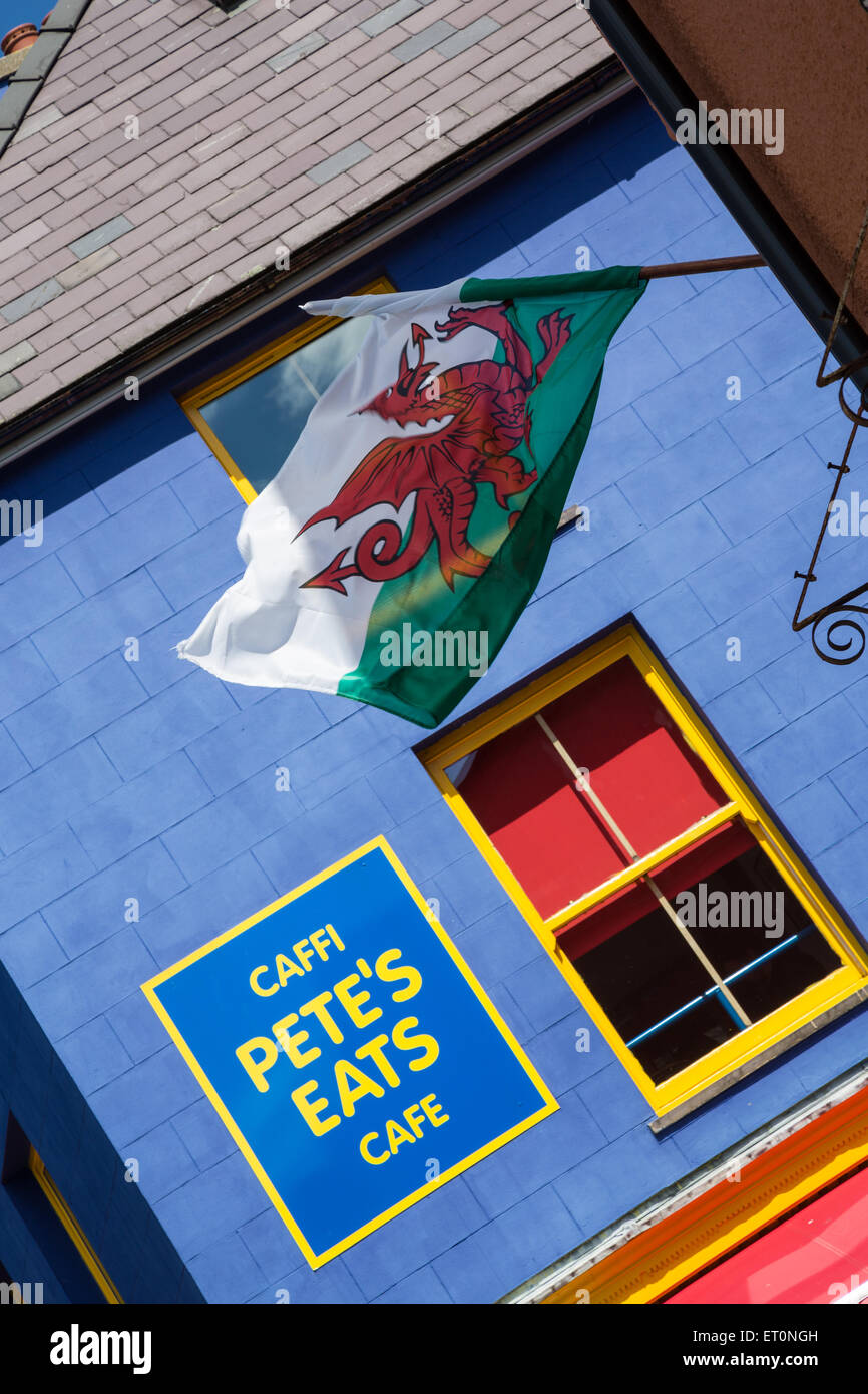 The colourful and famous Pete's Eats cafe in Llanberis village, Snowdonia, with the Red Dragon, the national flag of Wales. Stock Photo