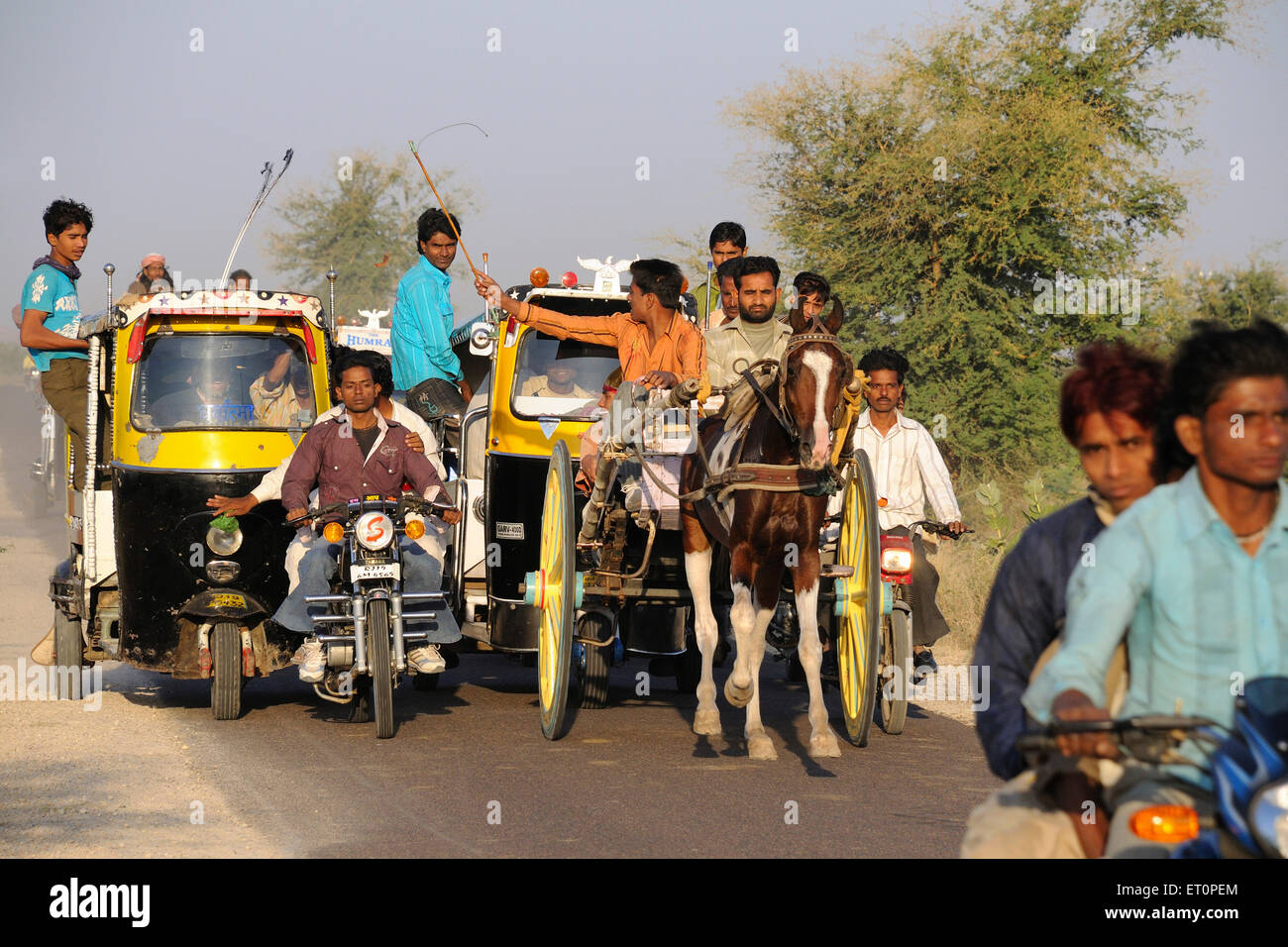 Horse Riding Rickshaw Horse rickshaw hi-res stock photography and images - Alamy