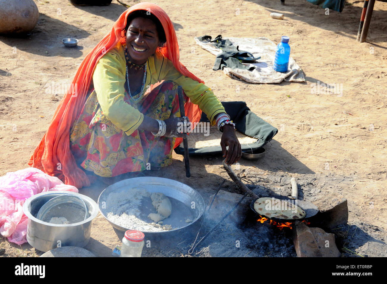 https://c8.alamy.com/comp/ET0RBP/indian-rajasthani-woman-cooking-food-roti-bread-jodhpur-rajasthan-ET0RBP.jpg