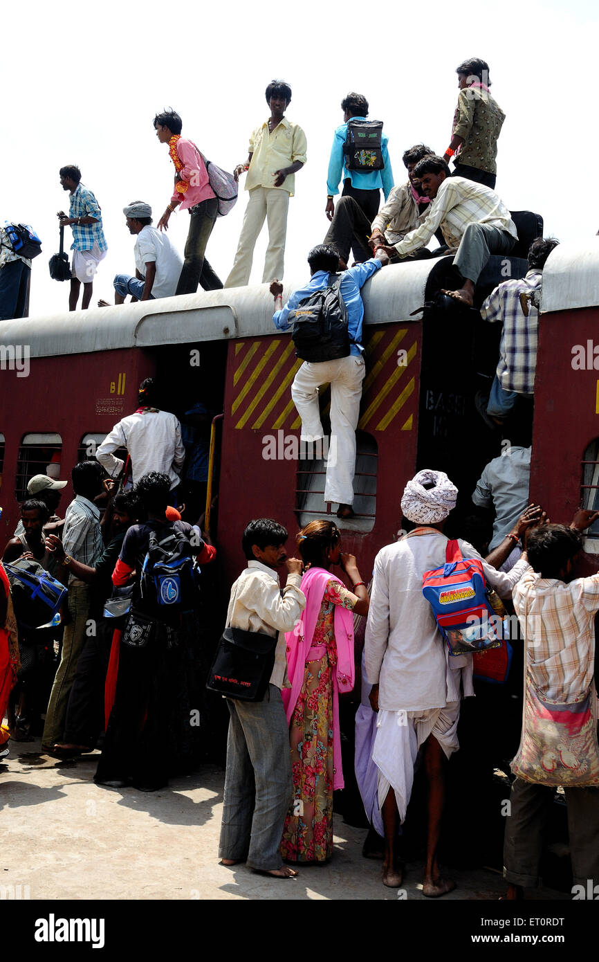 Commuters climbing on roof of train ; Jodhpur ; Rajasthan ; India Stock Photo