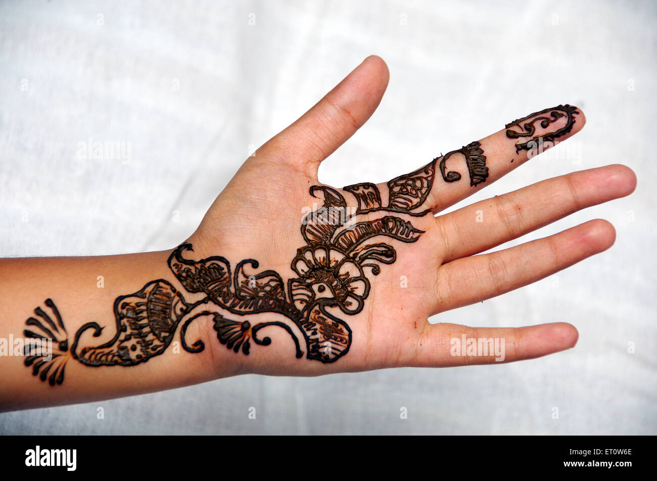 Like the henna but not the nails | Henna tattoo designs, Mehndi designs for  fingers, Henna tattoo hand