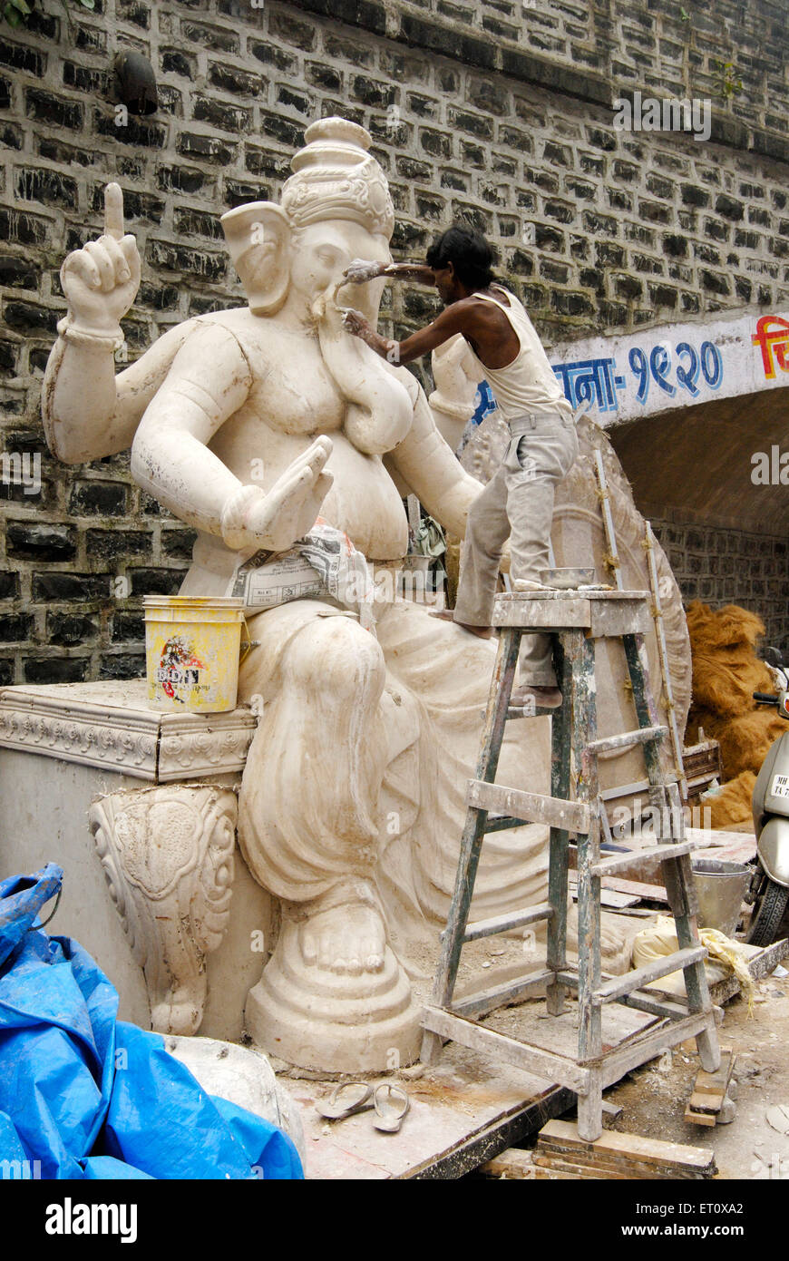 Man making idol of Lord Ganesh , Chitrashala , Ganapati Festival , Lalbaug , Bombay , Mumbai , Maharashtra , India , Asia Stock Photo