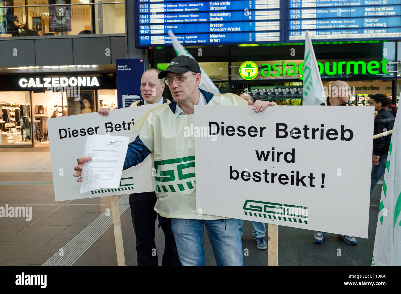 German text Streik (meaning strike) over rusty metal railway tracks and  brackets in a ballast bed, selected focus, narrow depth of field Stock  Photo - Alamy