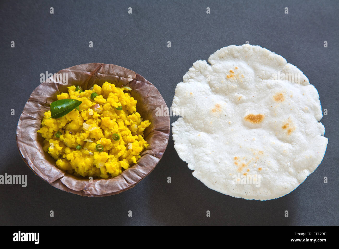 Zunka Bhakar, Jhunka Bhakar, Zunka Bhakri, flatbread and vegetable, black background Stock Photo