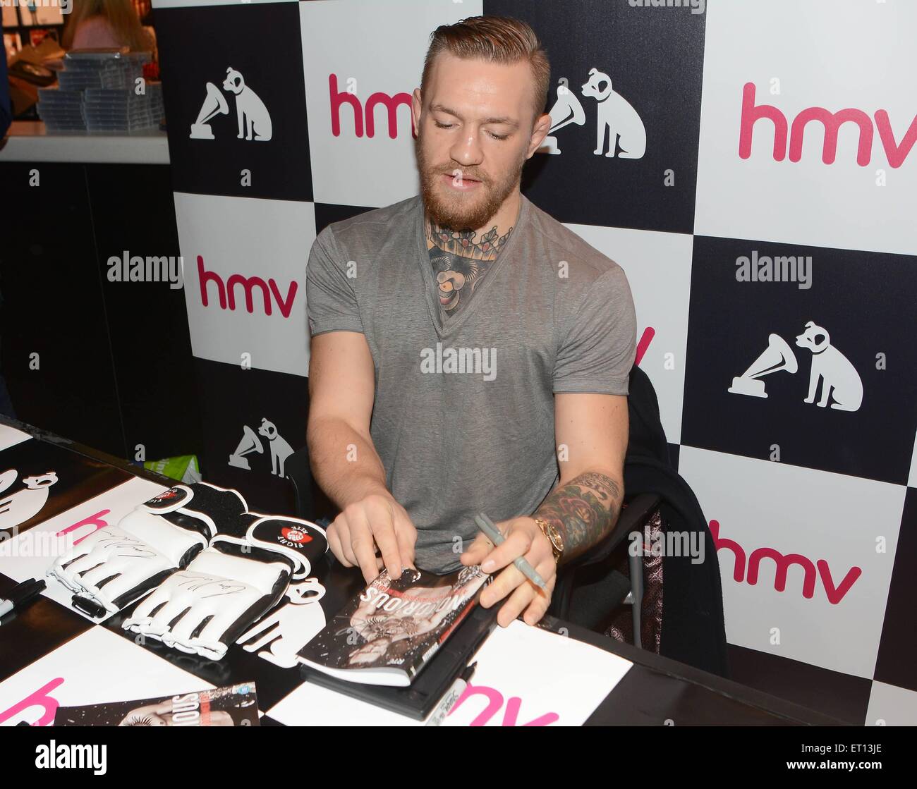 Gant De MMA Signé CONOR MCGREGOR – Dédicace Authentique – Présentation Dôme