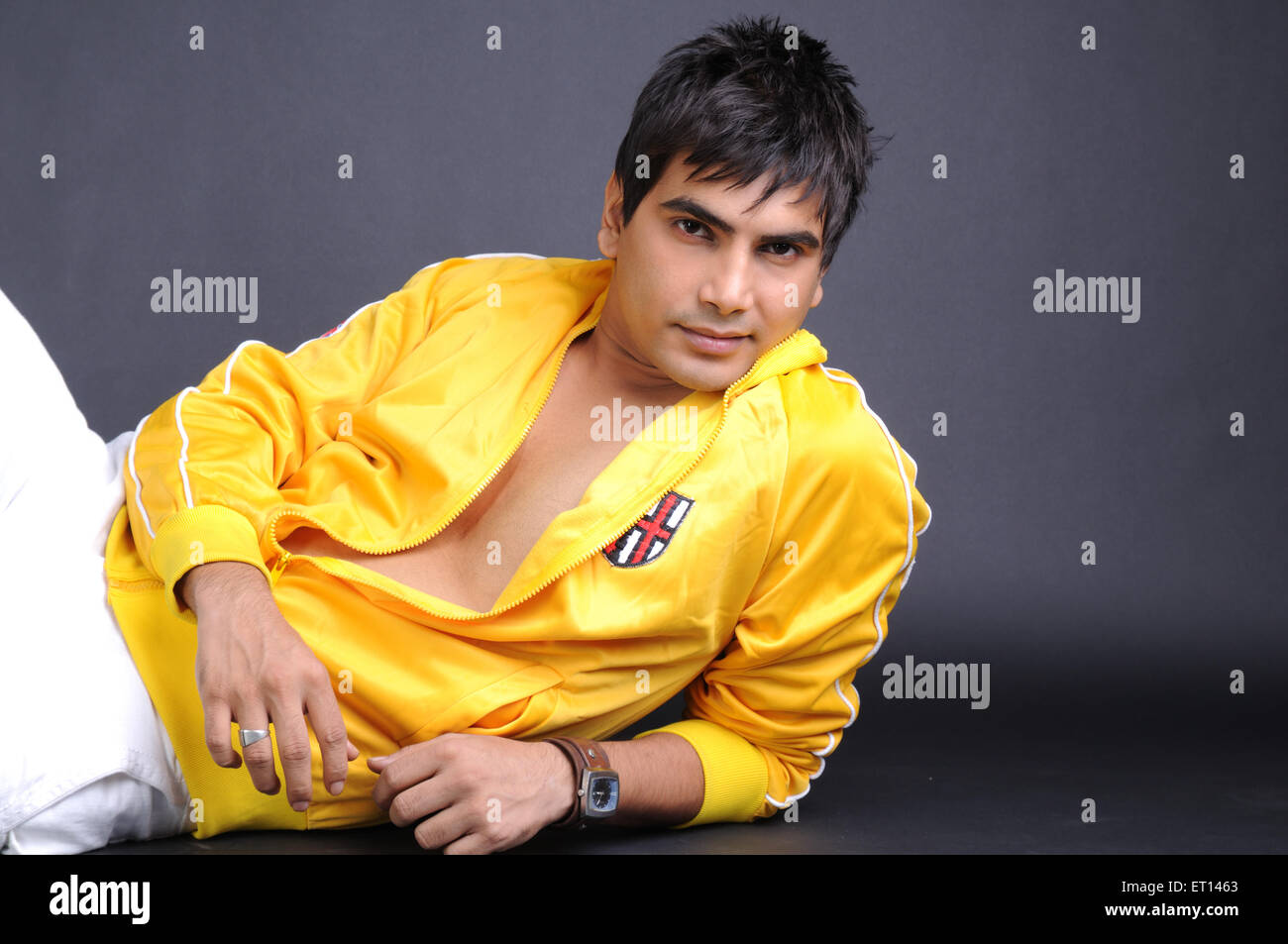 Письмо конверт желтый. Наклейки на желтый универсал. Пожелтевший конверт. Книги на желтом фоне. Иконки для папок желтого цвета.