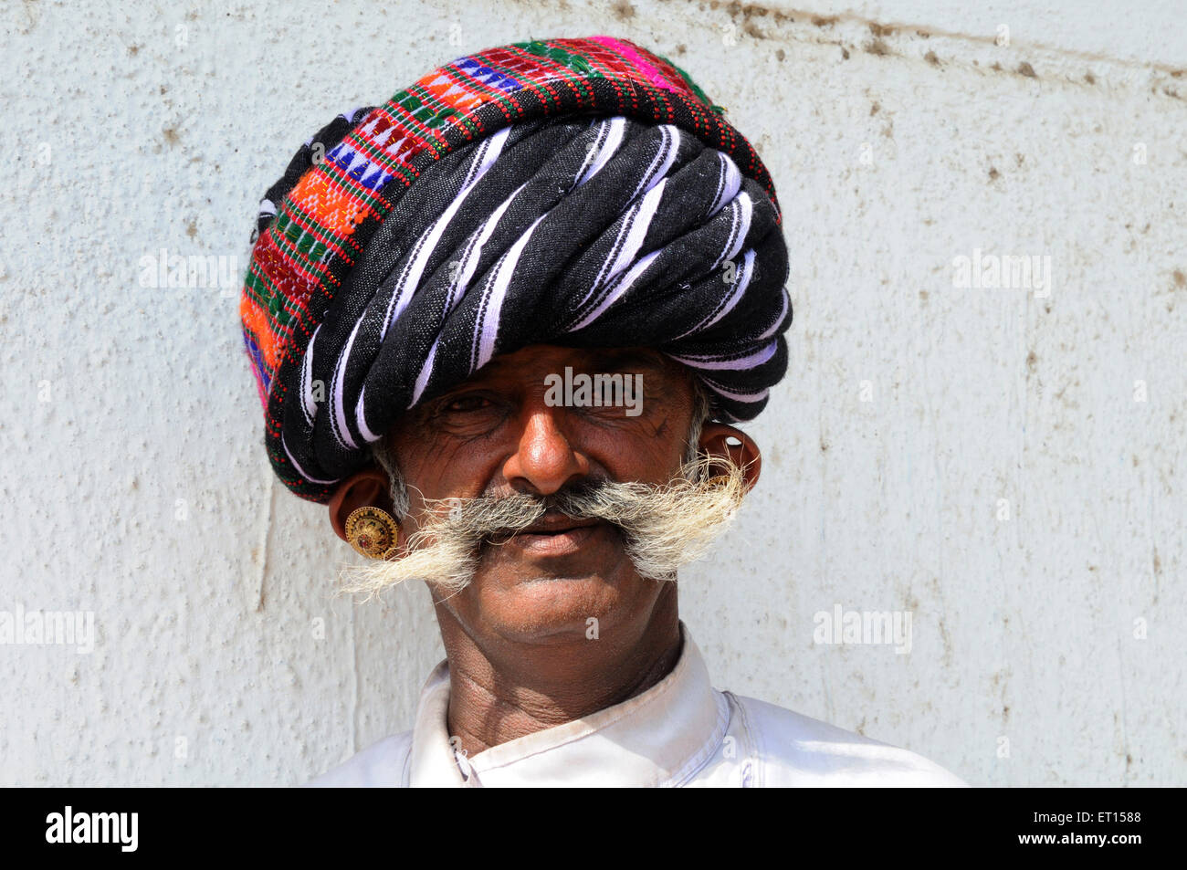 Rural man wearing turban with handlebar moustache, Mindiyada, Anjar, Kachchh, Kutch, Gujarat, India Stock Photo