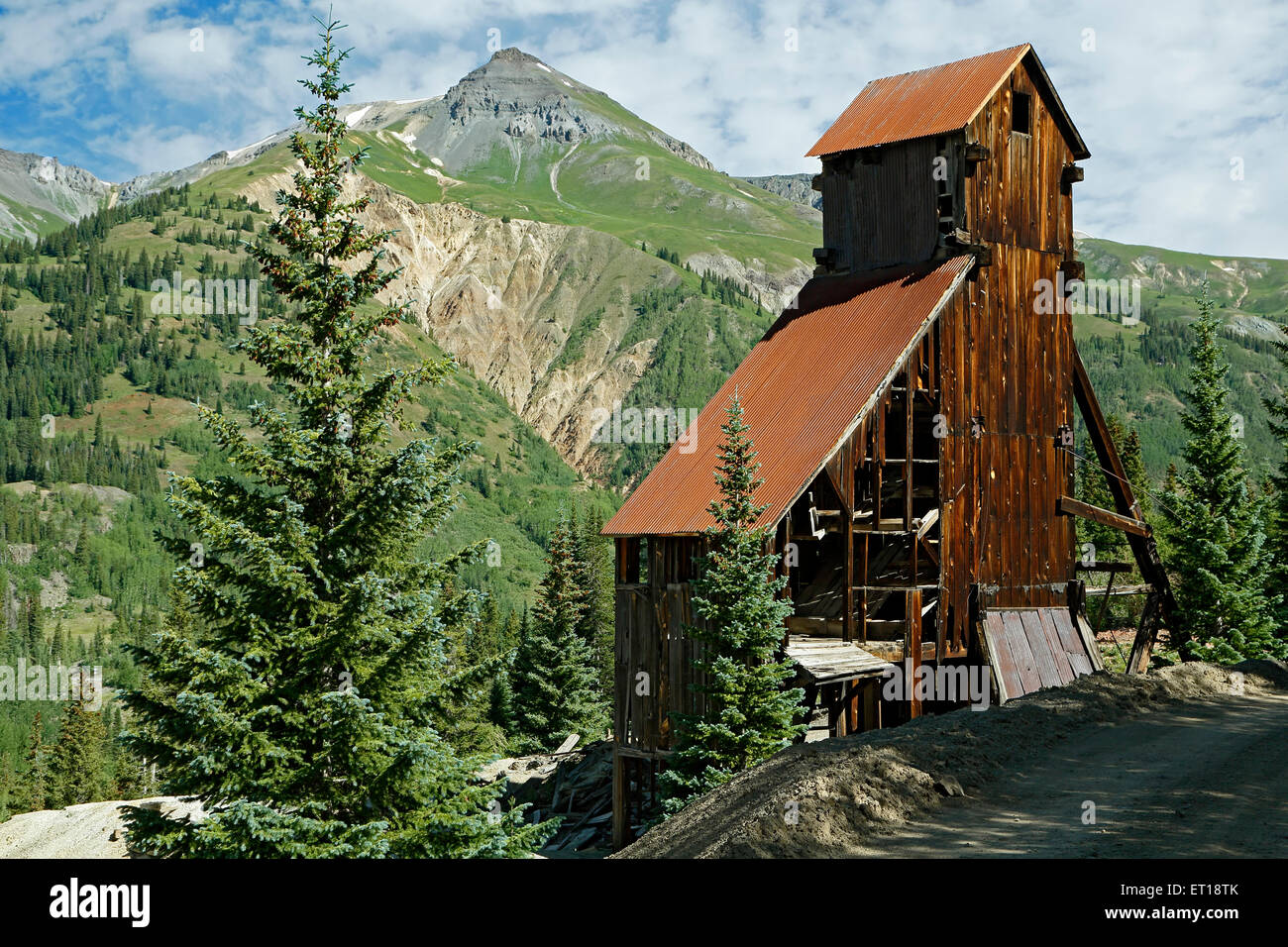 Shaft house and surrounding mountains, Yankee Girl Mine, near Ouray, Colorado USA Stock Photo