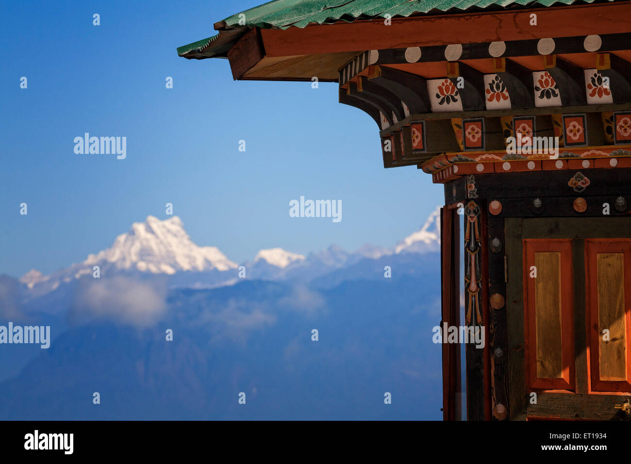 Traditional architecture in Bhutan with Masang Gang at 7,194 meters in the eastern Himalaya. Bhutan. Stock Photo
