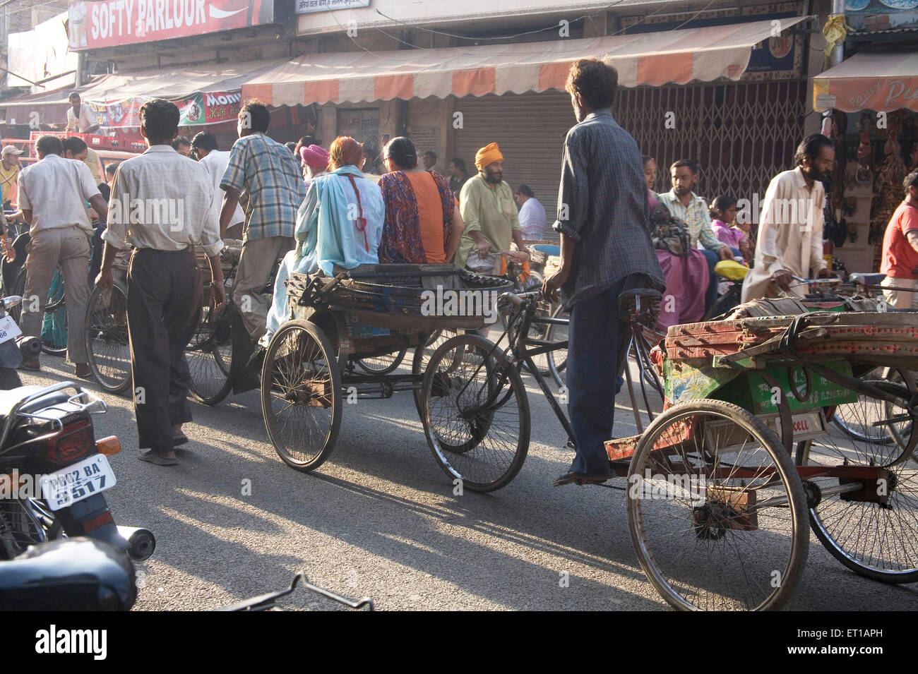 Street scene outside temple hi-res stock photography and images - Alamy