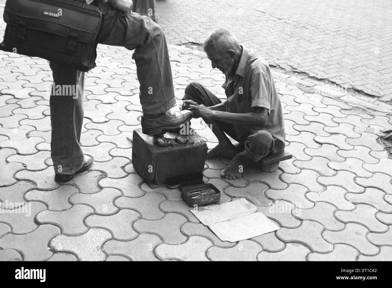 Shoe shine man at Dadar Bombay Mumbai Maharashtra India Stock Photo