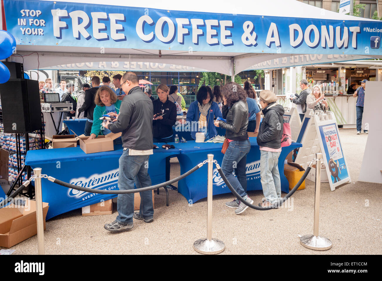 Thousands of donut lovers flock to Flatiron Plaza in New York to