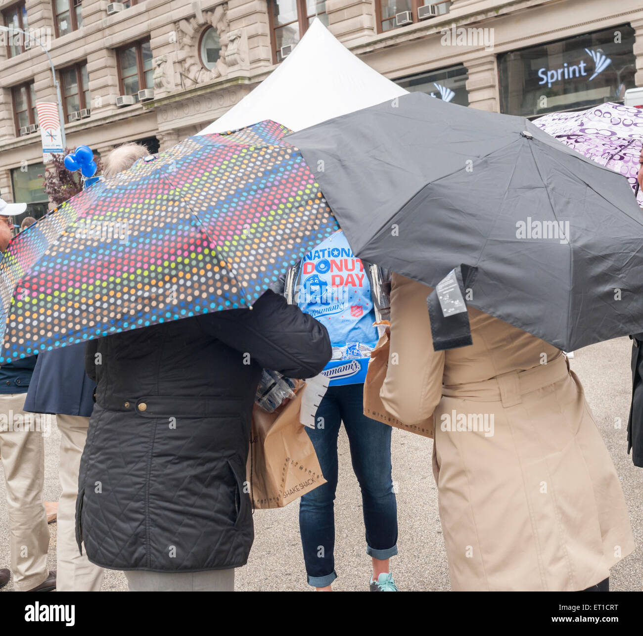 Thousands of donut lovers flock to Flatiron Plaza in New York to