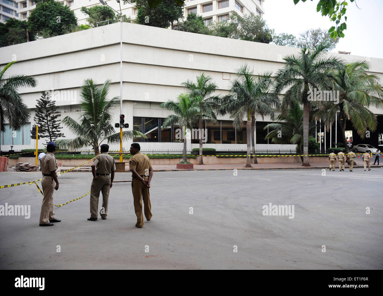 Police outside the Oberoi Trident hotel ; after terrorist attack by Deccan Mujahedeen on 26th November 2008 in Bombay Stock Photo