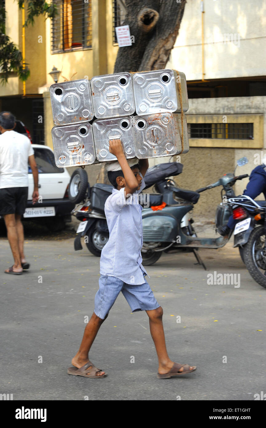 man carrying tin boxes, Bombay, Mumbai, Maharashtra, India, Asia Stock