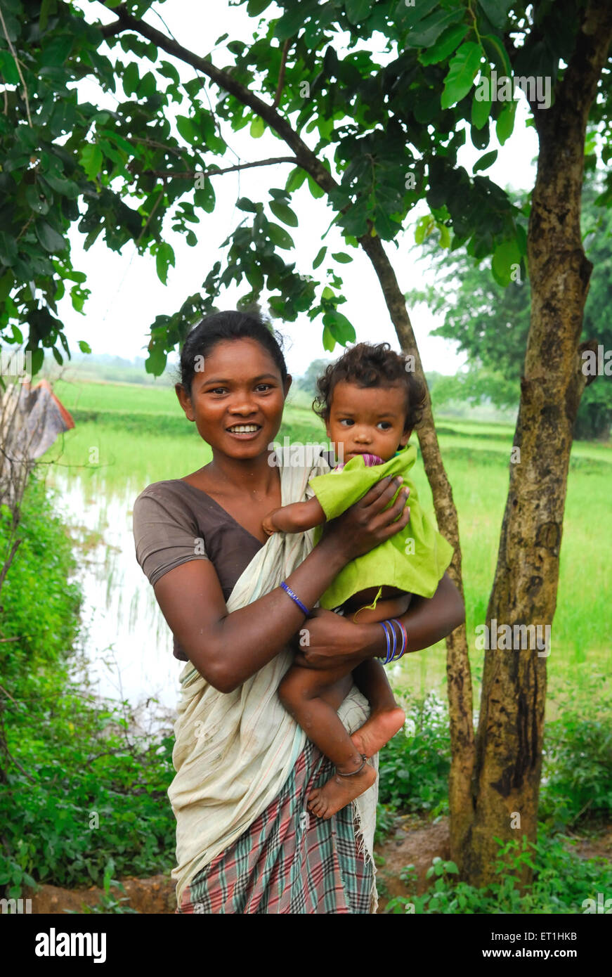 Indian tribal woman carrying baby hi-res stock photography and images ...