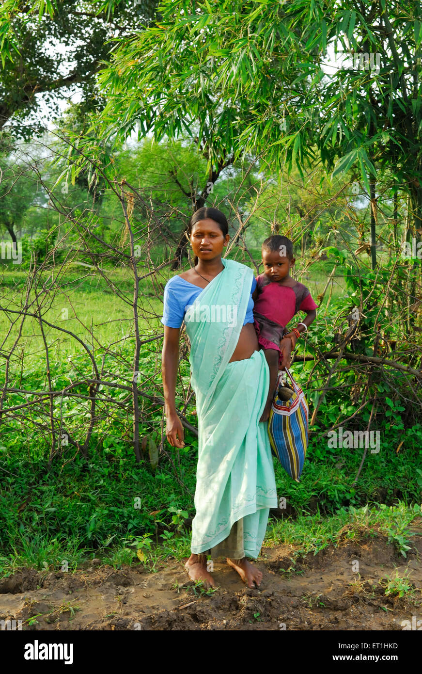Indian tribal woman carrying baby hi-res stock photography and images ...