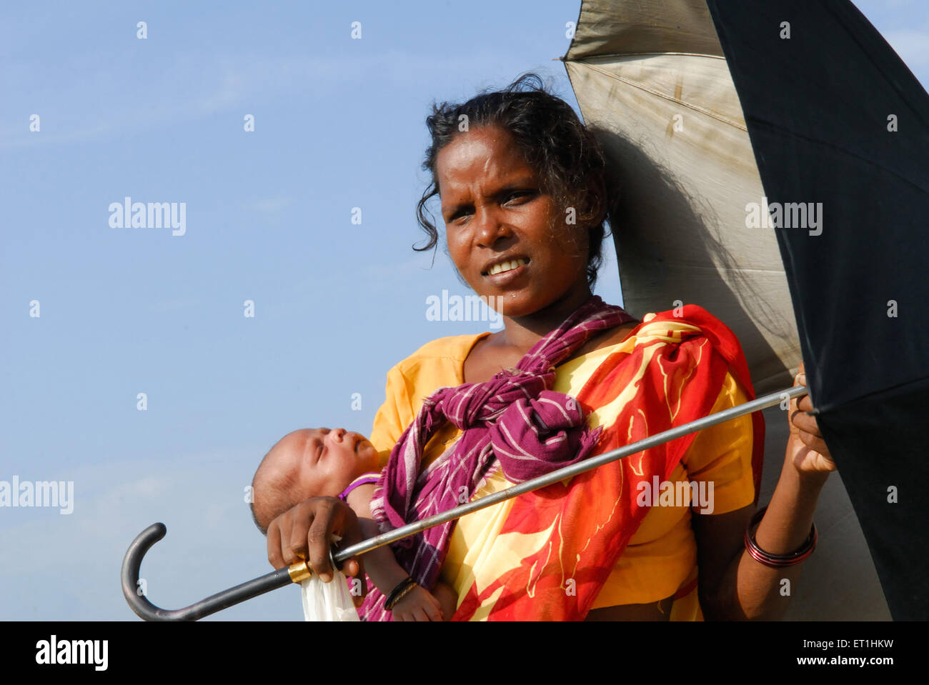 Indian tribal woman carrying baby hi-res stock photography and images ...