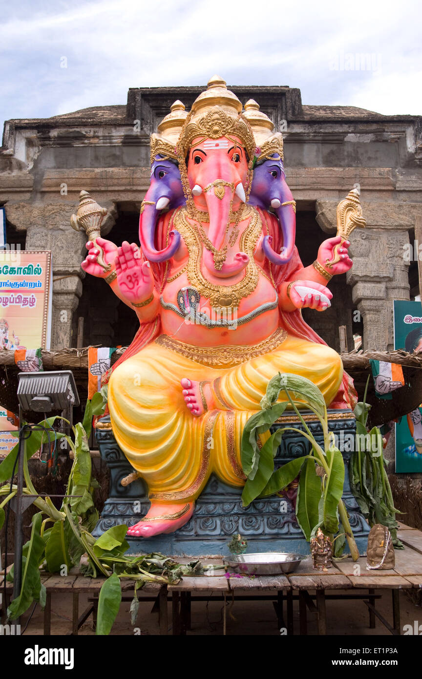 Sculptures south statue statues tamil tamil nadu tamilnadu vertical hires stock photography and