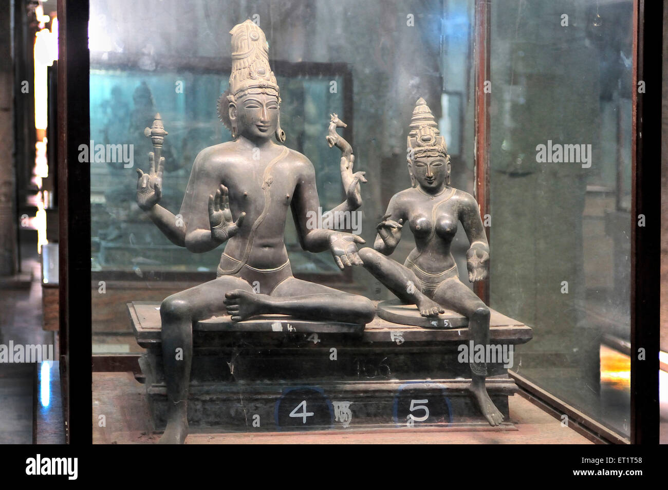 bronze statue of Vishnu chola dynasty in meenakshi temple madurai