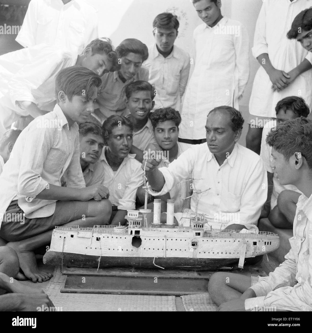 Shipping lesson ; VIDYAPITH is training rural youth for progressive living ; Nanjangud town near Mysore ; Karnataka ; India ; Asia ; old vintage 1900s Stock Photo