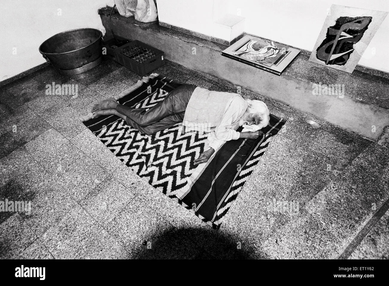 M F Hussain sleeping in gallery on cloth mat India Asia Stock Photo