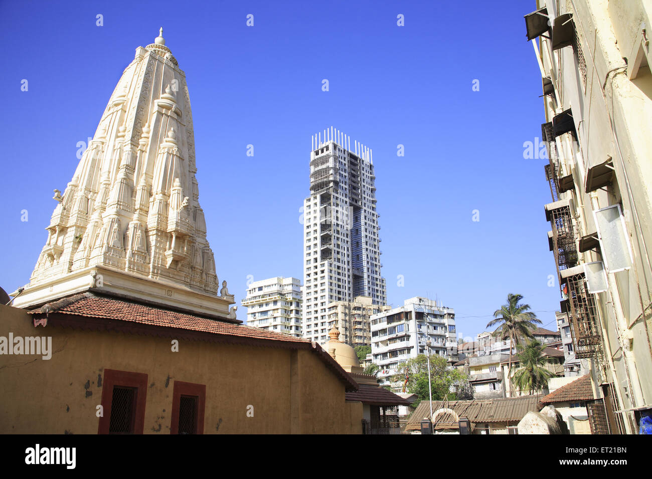 Shiva temple and skyscraper ; Banganga ; Walkeshwar ; Bombay Mumbai ; Maharashtra ; India 9 April 2009 Stock Photo