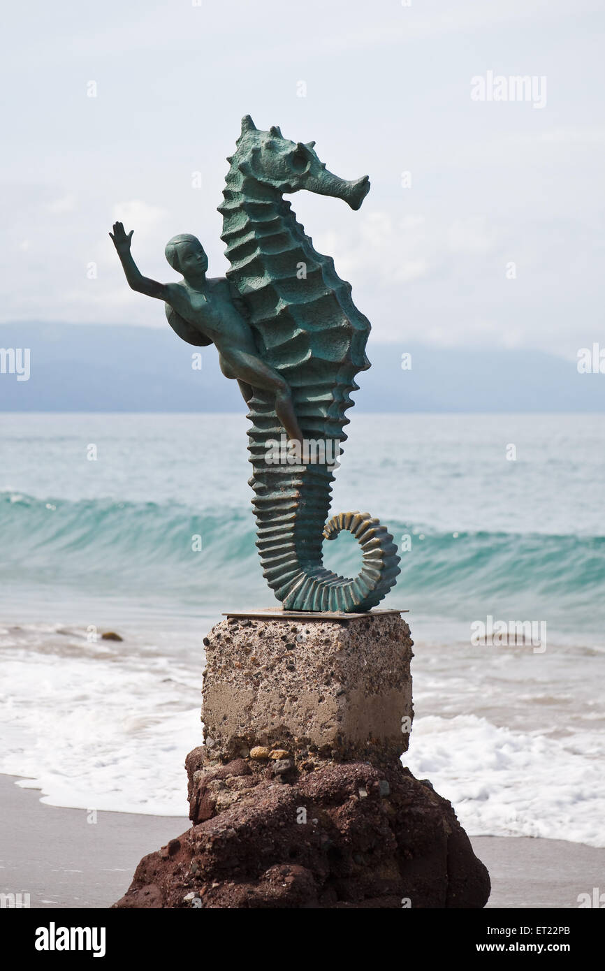 Foto Uma estátua de um cavalo-marinho na frente de um corpo de água –  Imagem de Puerto vallarta