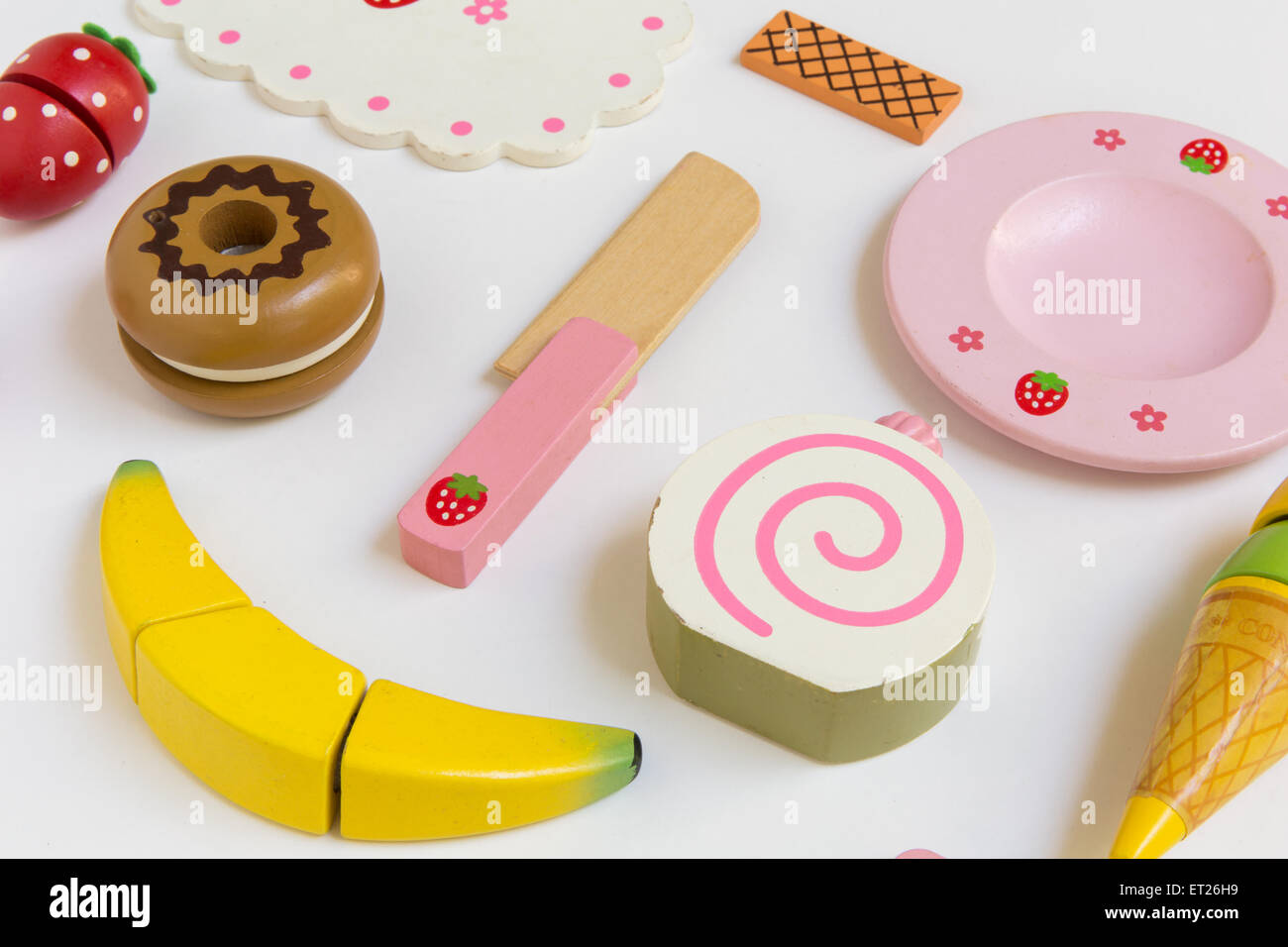 Toy frutti e grasszs . Fake frutta e verdura .plastica giocattoli per  bambini in forma di frutta e verdura Foto stock - Alamy