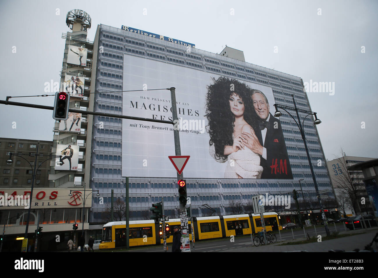 stel je voor solide Zin A giant billboard of Lady Gaga and Tony Bennett advertising Swedish fashion  retailer H&M covering Berliner Verlag building at Alexanderplatz in Mitte.  Featuring: Atmosphere Where: Berlin, Germany When: 06 Dec 2014 Credit: