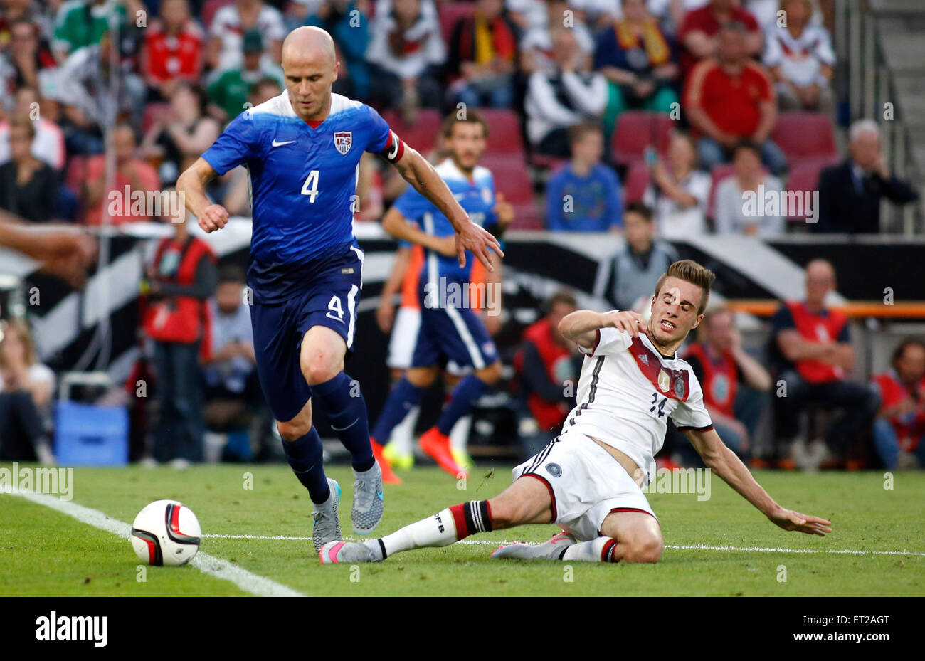 Cologne, Germany. 10th June, 2015. Germany's Patrick Herrmann (R) against Michael Bradley (USA) during the friendly match between Germany and USA, RheinEnergieStadion on June 10., 2015. Credit:  dpa picture alliance/Alamy Live News Stock Photo