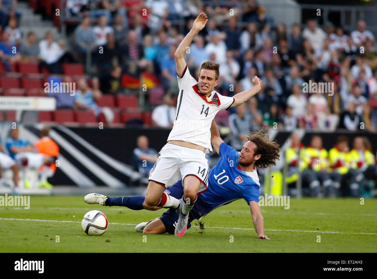 Cologne, Germany. 10th June, 2015. Germany's Patrick Herrmann (L) against Mix Diskerud (USA) during the friendly match between Germany and USA, RheinEnergieStadion on June 10., 2015. Credit:  dpa picture alliance/Alamy Live News Stock Photo
