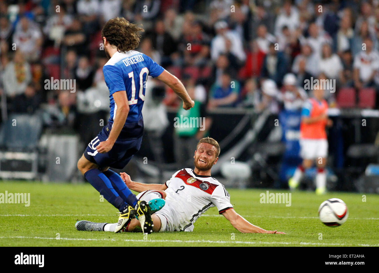 Cologne, Germany. 10th June, 2015. Germany's Shkodran Mustafi (R) against Mix Diskerud (USA) during the friendly match between Germany and USA, RheinEnergieStadion on June 10., 2015. Credit:  dpa picture alliance/Alamy Live News Stock Photo