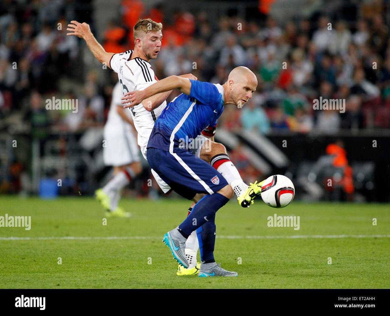 Cologne, Germany. 10th June, 2015. Germany's Christoph Kramer (L) against Michael Bradley (USA) during the friendly match between Germany and USA, RheinEnergieStadion on June 10., 2015. Credit:  dpa picture alliance/Alamy Live News Stock Photo