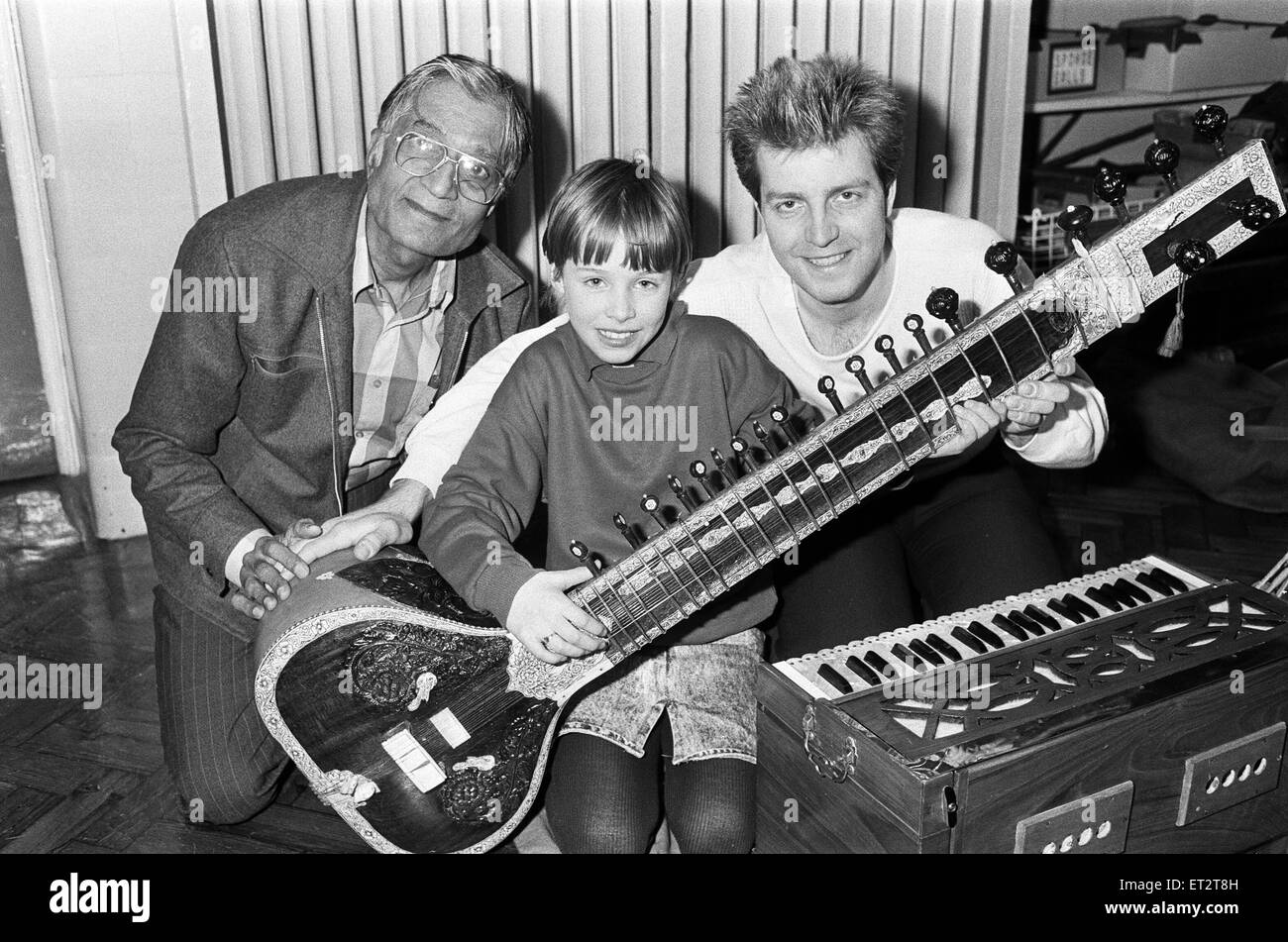 Martine Bochat (centre) gets a lesson on the sitar from Virendra Bhatt (left) and Nicholas Proctor during the Kirklees multicultural festival. 2nd March 1988. Stock Photo