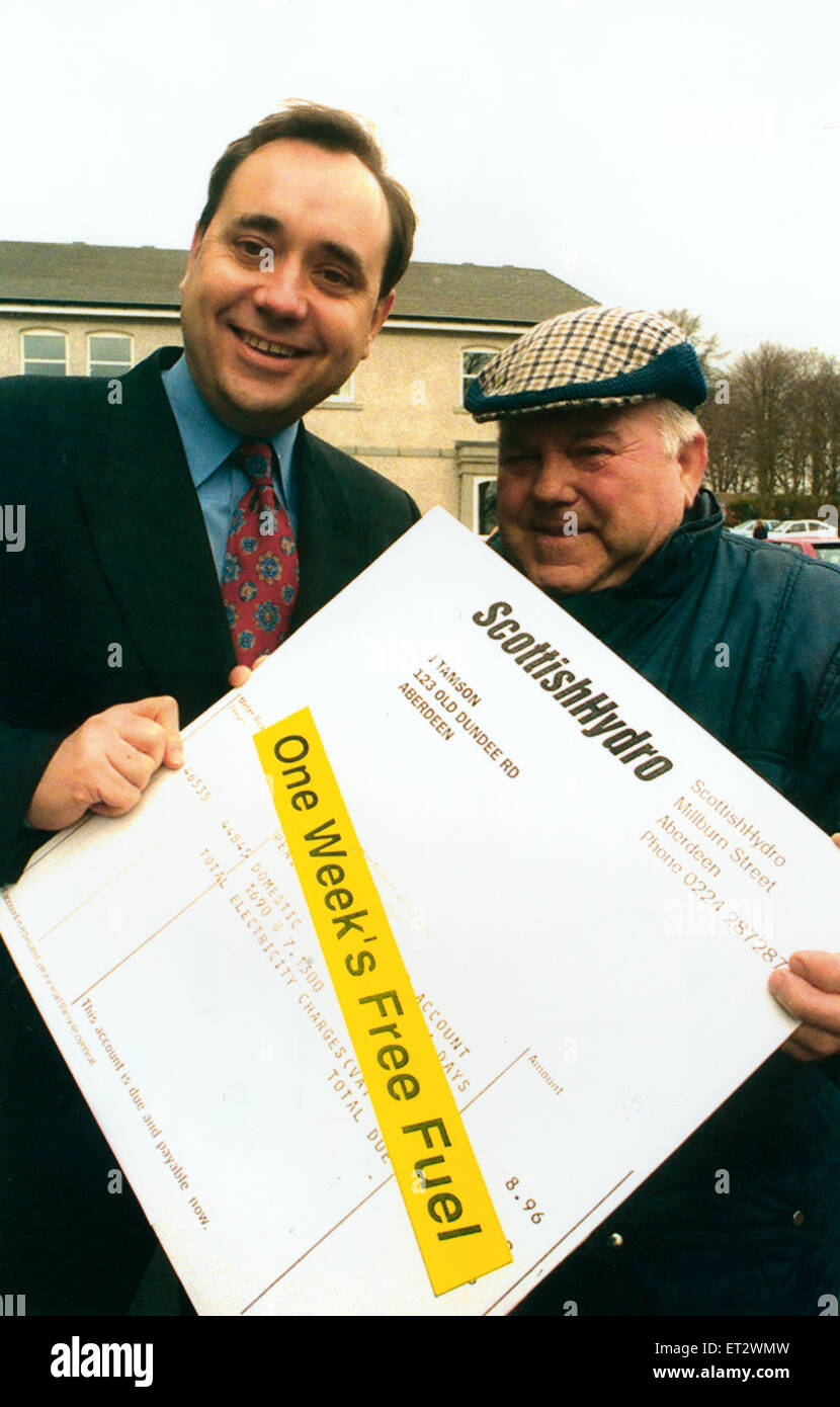 Stan Morrice, 69, of Aberdeen gets a hand with his fuel bill from Alex Salmond MP. 28th March 1994. Stock Photo