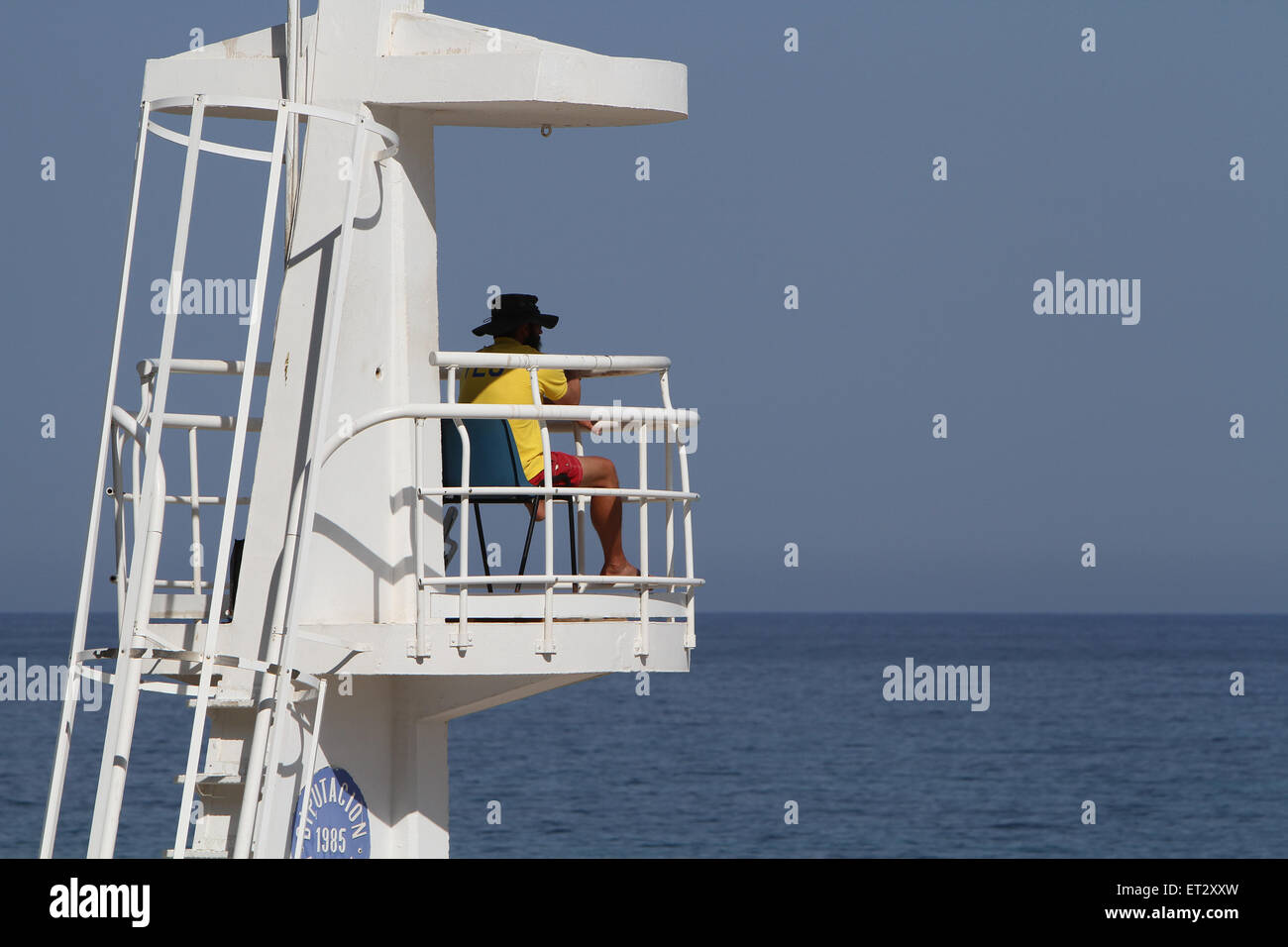 Life Guard  in Tower on Beach with sun hat (credit image © Jack Ludlam) Stock Photo