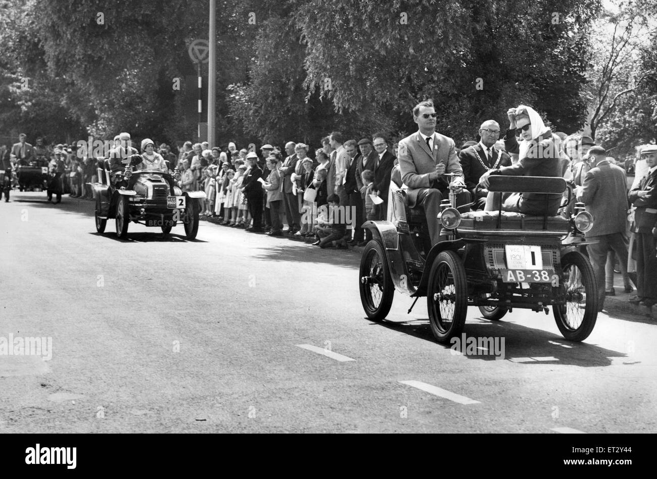 All 19 Veteran Cars due to take part in Saturdays veteran car pageant and rally, organised by the Middlesbrough Accident Prevention Council, arrive safely back in Middlesbrough afer a 33 mile round trip to Saltburn. Crowds line the route at Redcar as Mayor Alderman Reg Thompson is pictured taking a ride in the oldest vehicle in the parade, a 1901 De Dion owned by Mr R H S Lung of Crowie, Lincolnshire, 31st July 1961. Stock Photo