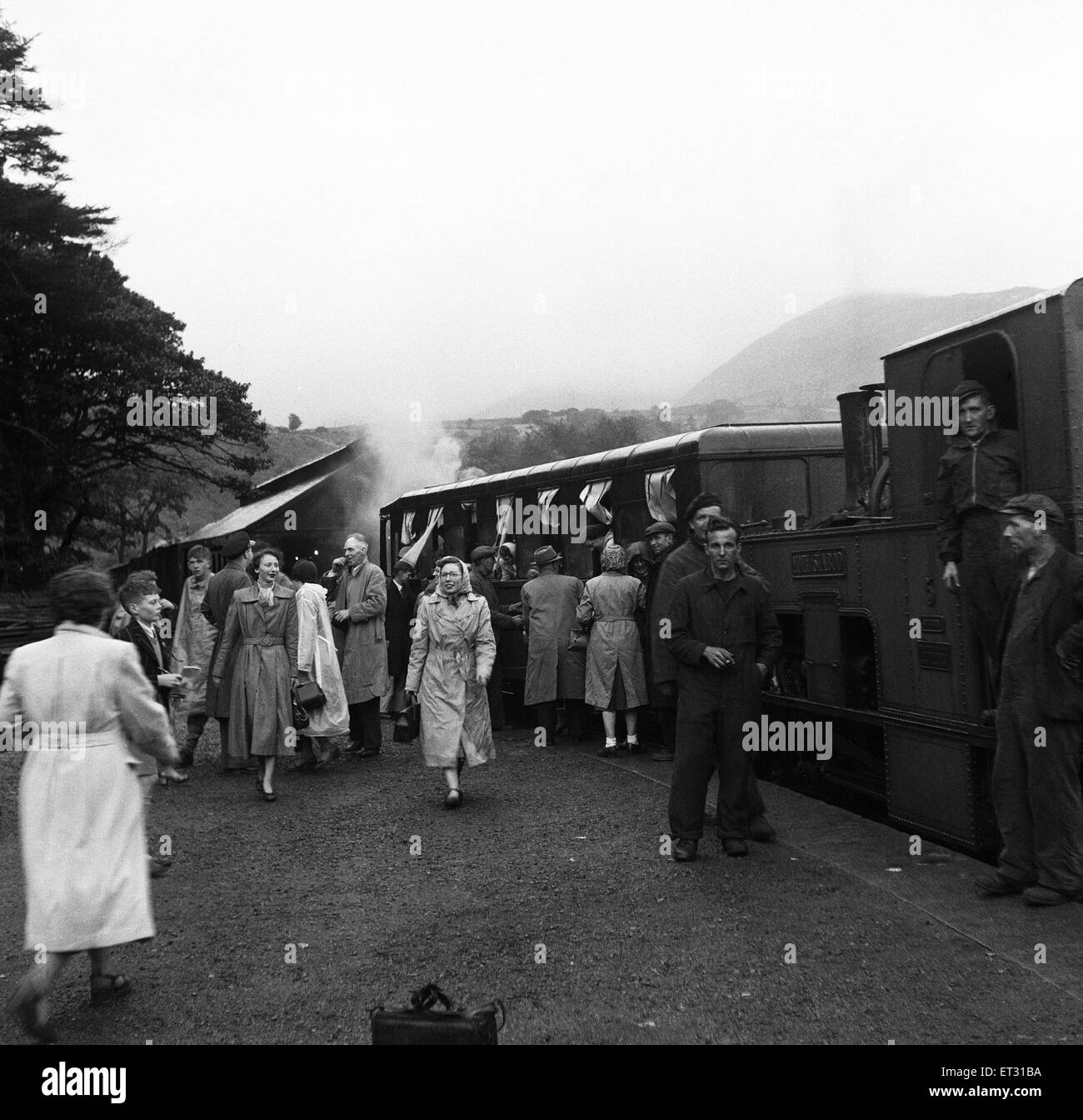 Holidaymakers board the steam train at the summit of Snowdon in Llanberis, the base station for the Snowdon Mountain Railway - the UK's only Swiss-style rack and pinion railway. Gwynedd. August 1952. Stock Photo