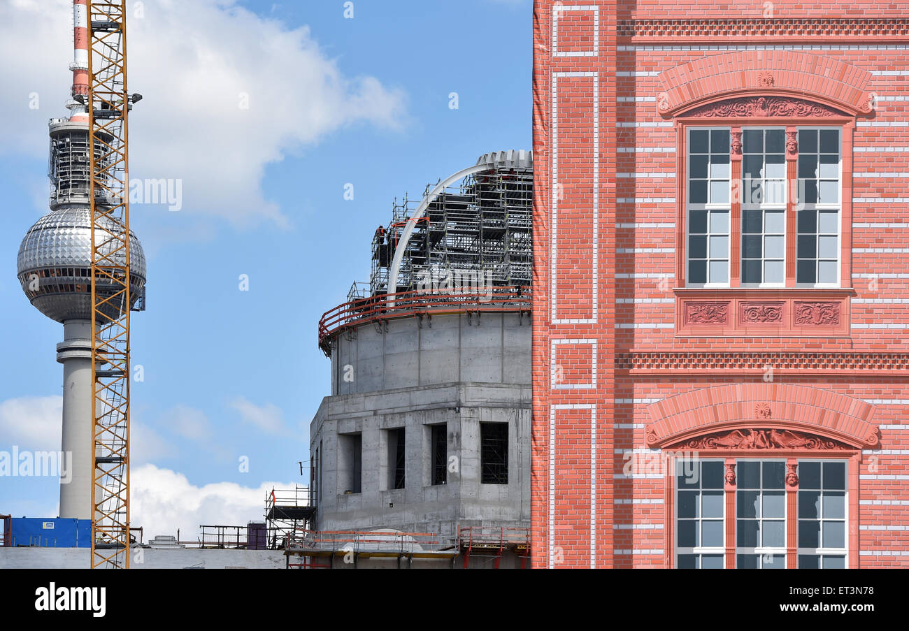 Berlin, Germany. 11th June, 2015. The tower cupola of the new Berlin City Palace currently still under construction (C), which has been named Humboldt-Forum, is pictured next to the TV Tower (L) and the facade of the Schinkelsche Bauakademie (lit. Schinkel Building Academy) in Berlin, Germany, 11 June 2015. The Humboldt-Forum will be used as a museum and venue for cultural events from 2019 on. Photo: Jens Kalaene/dpa/Alamy Live News Stock Photo